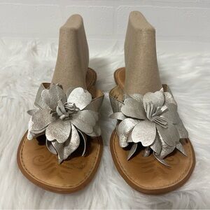 Born Leather Tan Metallic Floral Detail Flip Flop Thong Women's Sandals Size 7